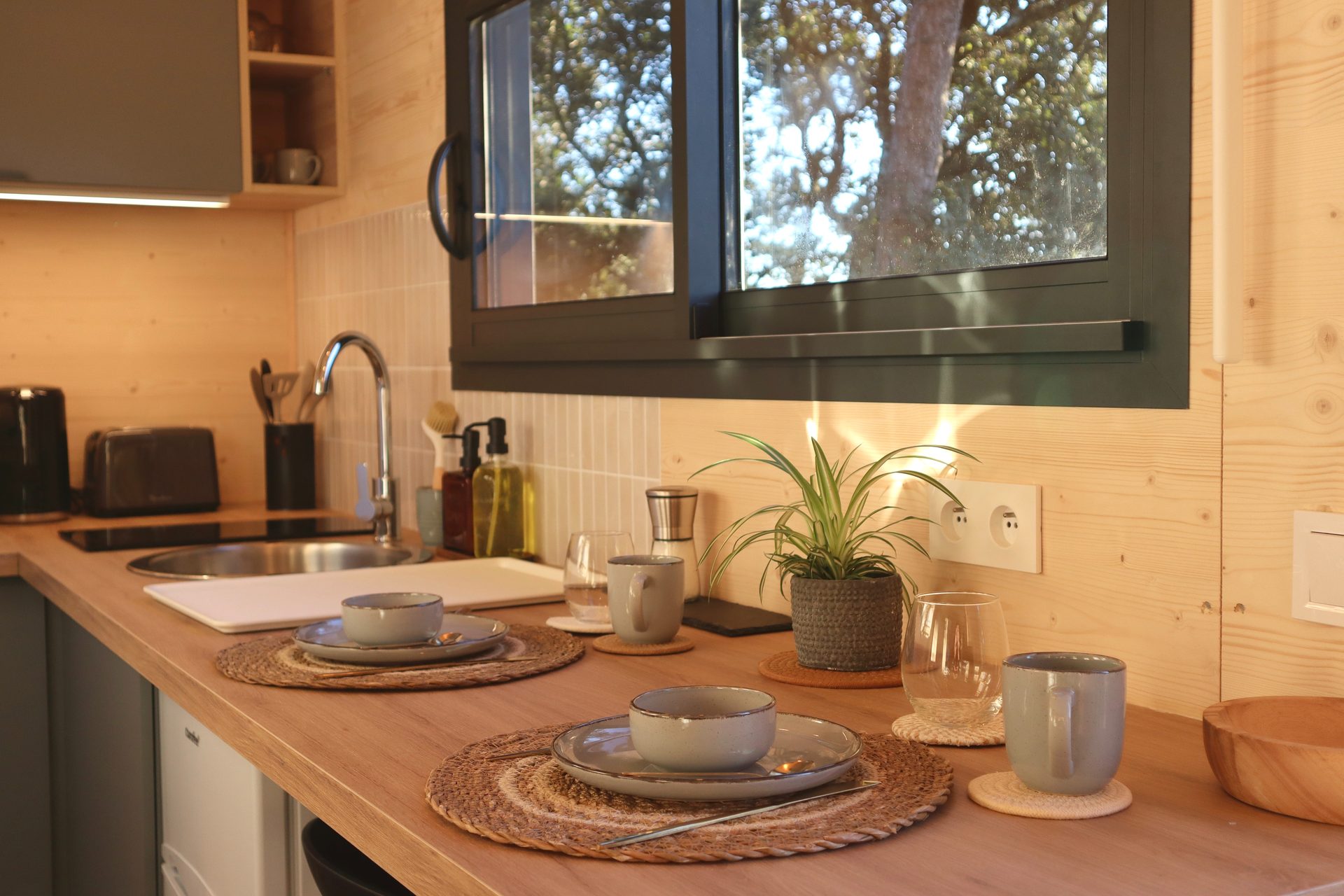 Cuisine équipée et coin repas de la Tiny House Sainte-Victoire à la Brasserie Aix Pression
