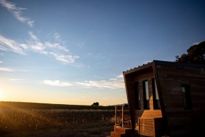 Tiny House des vignes de Vauclaire dans les champs au coucher du soleil