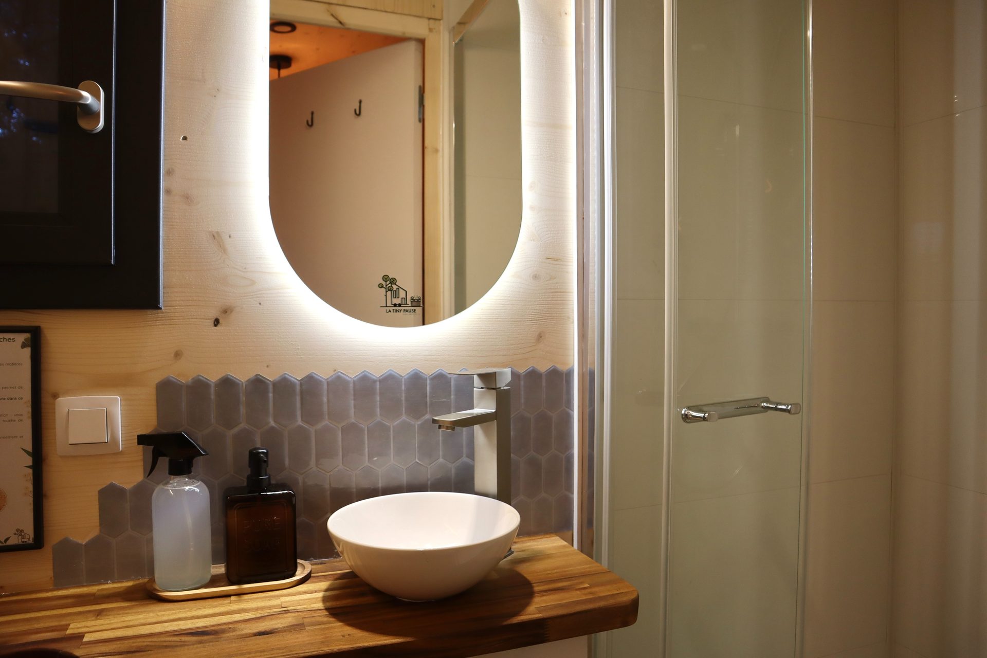 Salle de bain de la Tiny House Sainte-Victoire avec vasque et douche