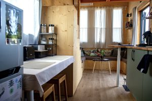Chambre de la Tiny House de Vauclaire avec lit double et vue panoramique