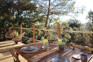 terrasse de la tiny house sainte victoire brasserie Aix pression vue sur la foret