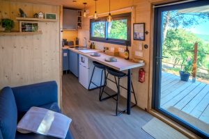 Chambre de la Tiny House Sainte-Victoire avec vue sur la forêt