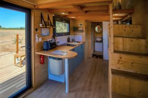 Chambre de la Tiny House de Vauclaire avec lit double et vue panoramique