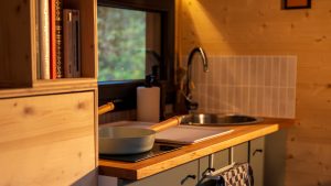 Fenêtres de la Tiny House Basalte ouvertes sur la forêt