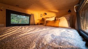 Chambre à l'étage de la Tiny House Basalte avec lit double de 140 cm