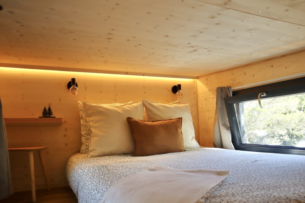 Chambre à l'étage de la Tiny House Basalte avec lit double de 140 cm