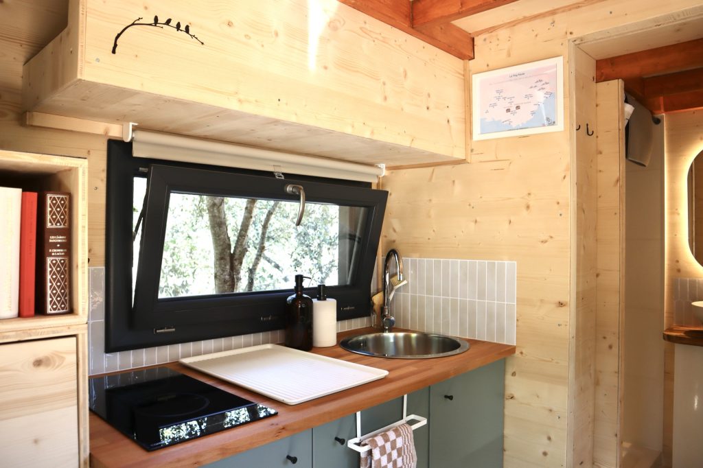 Cuisine équipée de la Tiny House Basalte avec plaques à induction