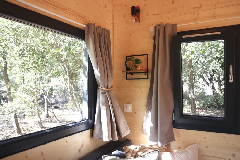 Fenêtres de la Tiny House Basalte ouvertes sur la forêt