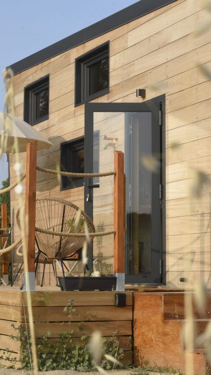 Terrasse avec parasol de la Tiny House des vignes du Château de Vauclaire