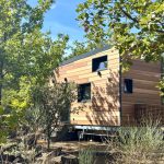 Extérieur de la Tiny House Basalte en pleine forêt, sur le domaine de la Brasserie Aix Pression