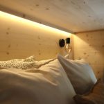 Tête de lit et éclairage de la chambre à l'étage de la Tiny House Basalte