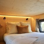 Chambre à l'étage de la Tiny House Basalte avec lit double de 140 cm