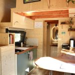 Cuisine et escalier vers l'étage de la Tiny House Basalte