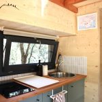 Cuisine équipée de la Tiny House Basalte avec plaques à induction