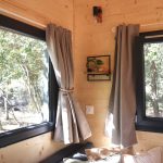 Fenêtres de la Tiny House Basalte ouvertes sur la forêt
