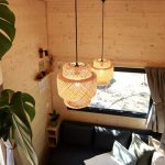 Salon de la Tiny House Basalte avec suspensions en rotin